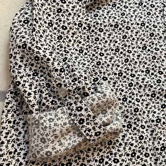 Velvet Heart Black and White Flower Print Button Down Blouse Size Medium - Picture 6 of 12